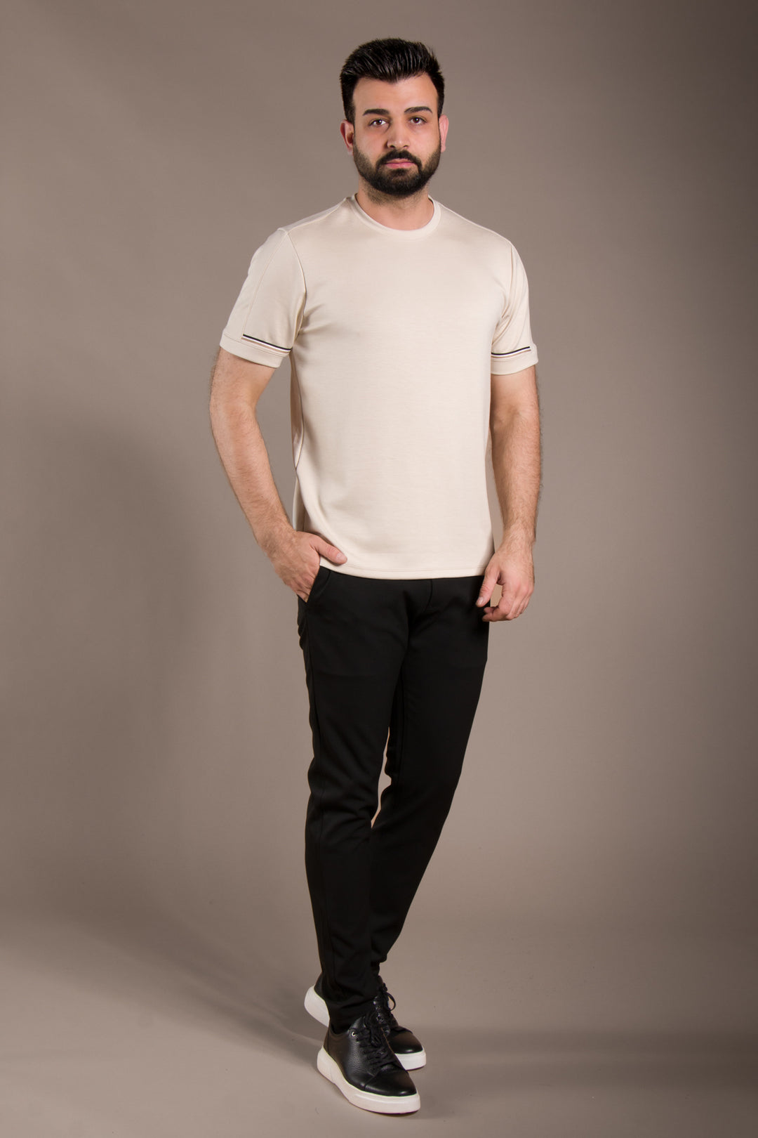 Kol Detaylı O Yaka T-Shirt